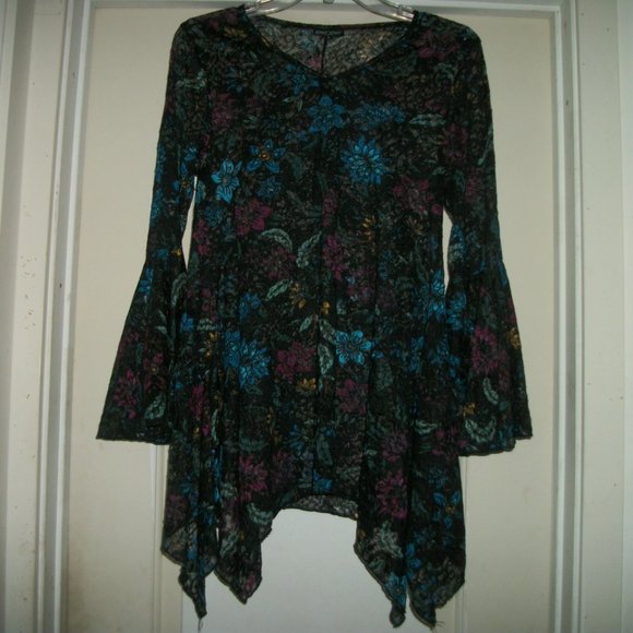 DOR DOR COUTURE Tops - BEAUTIFUL EURO DOR DOR STRETCHY COLORS LACE TOP M